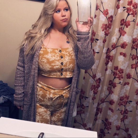 A two piece set - Picture 2 of 2